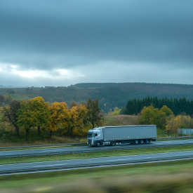 realistický záber, kamion na dialnici